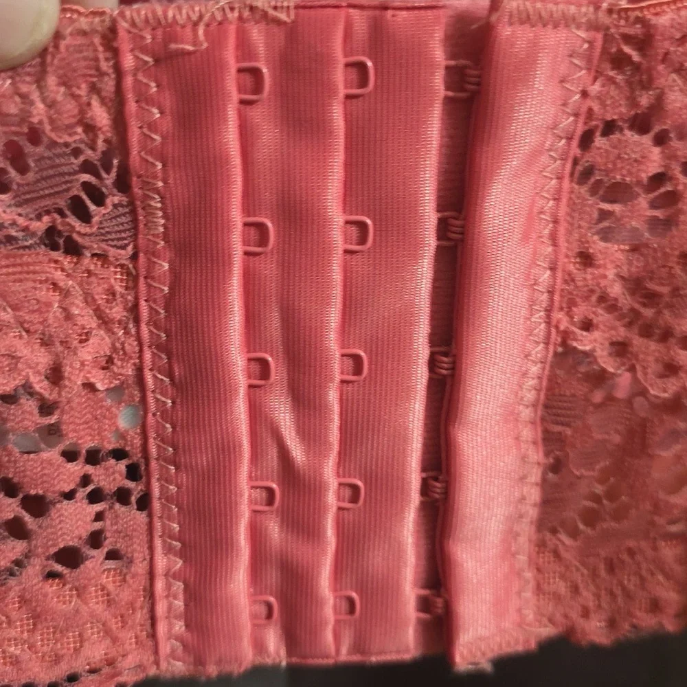 Kiss & Tell Intimates Women's Bra Coral Lacy Underwire‎ Padded Sz 44D EUC